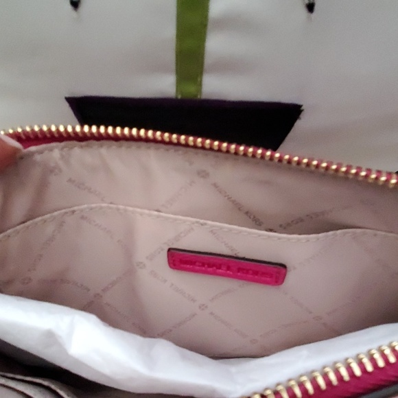 Michael Kors wristlet - Picture 5 of 5